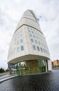 Malm?, İsveç - Temmuz 09 2022: Turning Torso 'nun dış yüzeyine bakıyorum.