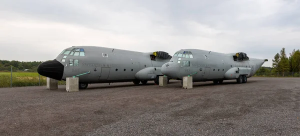 2022年9月24日 瑞典哥德堡 两架退役的瑞典空军洛克希德C 130大力士型飞机停放在停车场 — 图库照片