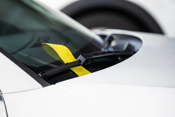 스웨덴 부르크 2022 자동차 와이퍼 노란색 주차장 — 스톡 사진