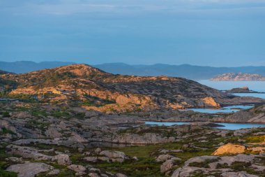 Kıyı boyunca uzanan çorak uçurumların akşam manzarası.