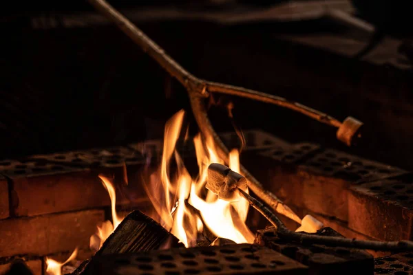 모닥불에서 마시멜로를 요리하는 — 스톡 사진