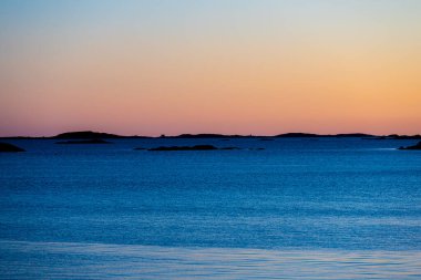 Gecenin geç saatlerinde deniz kenarındaki uçurumları gezdim..