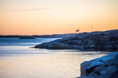 Gecenin geç saatlerinde deniz kenarındaki uçurumları gezdim..