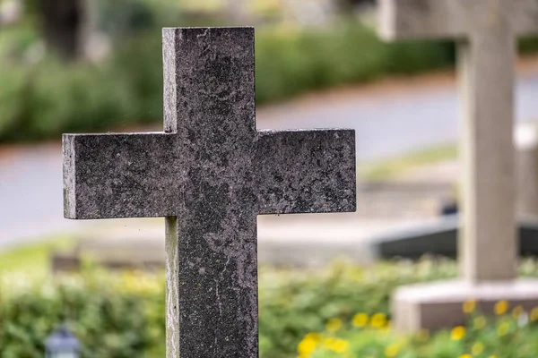 秋の墓地の石の十字架 — ストック写真