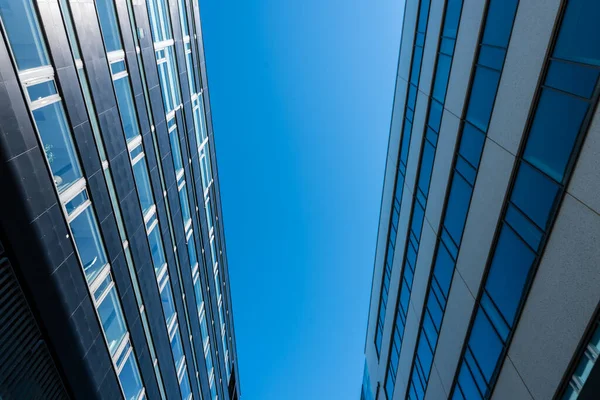 Kijkend Naar Hoge Moderne Kantoorgebouwen Betonnen Glas Staal — Stockfoto