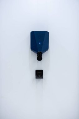 Göteborg, İsveç - Aralık 03 2022: Mavi ve Doğu Yakası elektrikli araba bir duvara monte edildi.