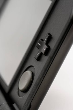 Göteborg, İsveç - Aralık 06 2022: Nintendo 3DS el bilgisayarı oyun konsolunun denetimi ve ekranı.