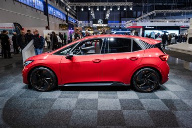 Göteborg, İsveç - Aralık 03 2022: Kırmızı 2023 Cupra doğumlu elektrikli araba.