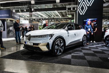 Göteborg, İsveç - Aralık 03 2022: Beyaz 2022 Renault Megane E-Tech Electric araba sergileniyor.