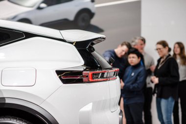 Göteborg, İsveç - Aralık 03 2022: Beyaz Kutup Yıldızı 3 elektrikli SUV halka sunuluyor.