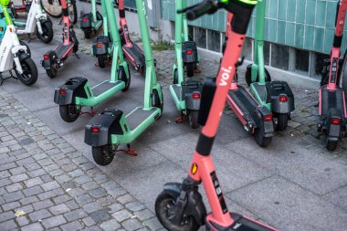 Molndal, İsveç - 10 Eylül 2022: Kamu şarjında çalışan yeşil elektrikli bir arabanın önü.