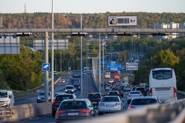Göteborg, İsveç - 14 Eylül 2022: Otomatik ücretli bir otoyolu geçen Volvo fabrikasına giden işçiler.