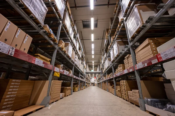 Göteborg, İsveç - 18 Haziran 2022: IKEA deposundaki uzun rafların geniş açılı fotoğrafı.