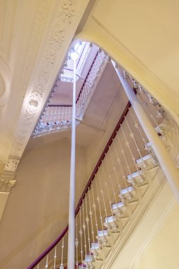 Hamburg, Almanya - 30 Temmuz 2016: Eski, beyaz bir merdivene bakıyoruz.