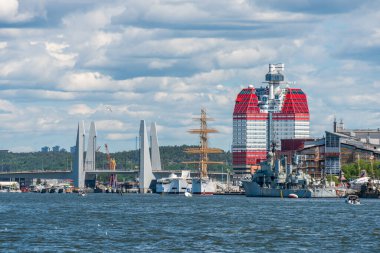 Göteborg, İsveç - 29 Mayıs 2022: Barken Viking ve Jagaren Smaland 'ın arkasındaki Hisingsbron' da arka planda yüksek katlı Lappstiftet bulunuyor..