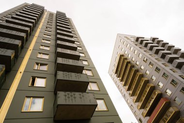 Göteborg, İsveç - 14 Temmuz 2022: Yeni inşa edilmiş iki yüksek apartmana bakıyorum.