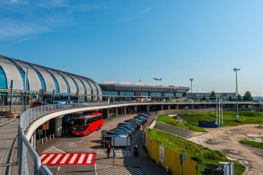 Budapeşte, Macaristan - 5 Ağustos 2019: Budapeşte Ferenc Liszt Uluslararası Havalimanı Terminali 2a kalkış girişi.
