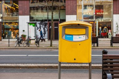 Göteborg, İsveç - 10 Ekim 2019: Sokakta sarı bir posta kutusu.