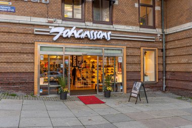Gothenburg, İsveç - 10 Ekim 2019: Avenyn 'de Johanssonlar ayakkabı mağazasının önünde.