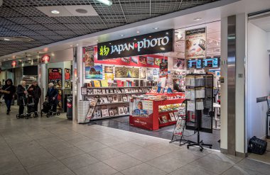 Oslo, Norveç - 13 Ocak 2018: CEWE Japonya Fotoğraf Dükkanı Tveita alışveriş merkezinde.