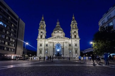 Budapeşte, Macaristan - 3 Ağustos 2019: Airbus Helikopterleri AS355 OO-HCE Macaristan 'da Shotover kamera ile.