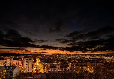 Göteborg, İsveç - 31 Ekim 2019: Majorna ve Alvsborgs Köprüsü üzerinde gece görüşü.