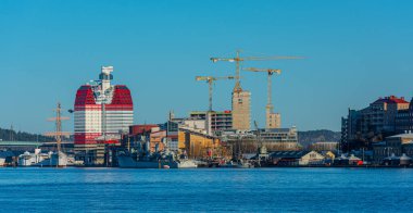 Göteborg, İsveç - 19 Ocak 2020: Lilla Bombacıları, Lappstiftet ve Kromet şantiyesinin vinçleri.