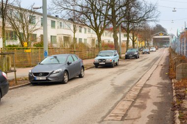 Gothenburg, İsveç - 31 Mart 2016: Volvo otomobiller, hem eski hem de yeni, bir yola park edilmiş.