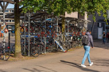 Göteborg, İsveç - 20 Eylül 2019: Otobüs terminalinin önünde sıkışık bisiklet parkı.