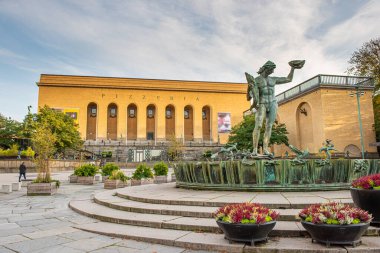 Göteborg, İsveç - 10 Ekim 2019: Gotaplatsen 'deki Poseidon Heykeli. Arka planda Göteborg Sanat Müzesi.