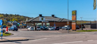 Göteborg, İsveç - 25 Nisan 2020: McDrive ile Yol Kenarı McDonald 's Restoranı.