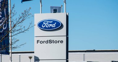 Göteborg, İsveç - 25 Nisan 2020: Ford Fordstore bir satıcının bulunduğu yerin önünde.