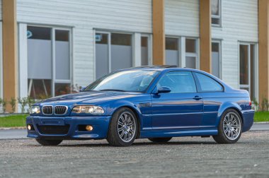 Lindesnes, Norveç - 15 Ekim 2011: Mavi bir BMW M3 E46 'nın yan görünümü.