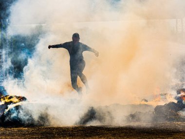 Göteborg, İsveç - 26 Nisan 2014: Slottsskogen 'deki Zorlu Viking engelli yarışına katılanlar. Ateşe doğru koşuyor.