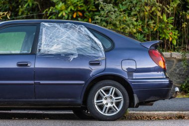 Göteborg, İsveç - 03 Ekim 2022: Eski ve dövülmüş blu Toyota arabası.