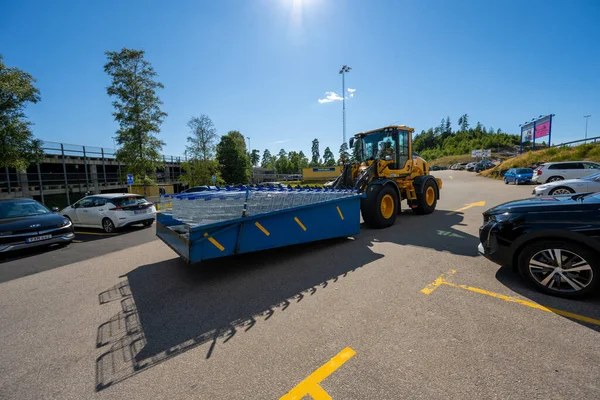 Ullared, İsveç - 30 Temmuz 2022: Gekas Ullared 'de alışveriş arabaları taşıyan tekerlek yükleyici.