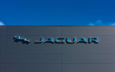 Göteborg, İsveç - 25 Nisan 2020: Bir binanın duvarında Jaguar logosu.