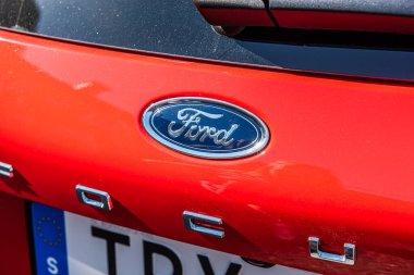 Göteborg, İsveç - 29 Mayıs 2020: Kırmızı Ford Focus yarışının arkasında Ford logosu.