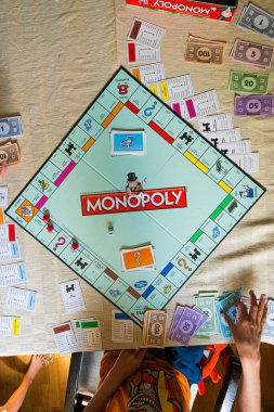 Lindesnes, Norveç - 24 Haziran 2015: Monopoly oynayan çocuklar.