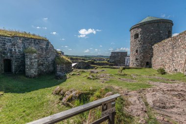 Kungalv, İsveç - 08 Ağustos 2015: Norveç ile İsveç arasındaki eski sınırda Bohus Kalesi..