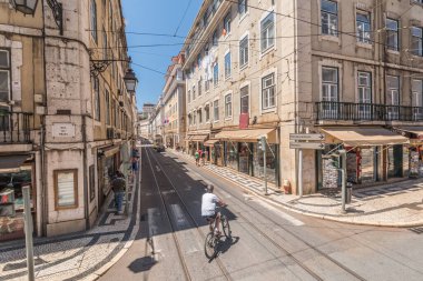 Lisboa, Portekiz, - 24 Temmuz 2016: Lisboa şehir merkezinin tipik sokakları.