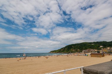 San Sebastian, İspanya - 27 Temmuz 2016: Zurriola plajında, iyi sörf koşullarıyla tanınıyor.