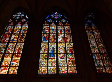 Köln, Almanya - 26 Eylül 2018: Köln katedralinde lekeli cam pencereler..