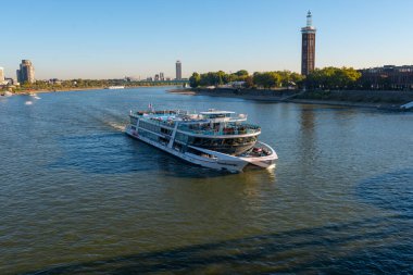 Köln, Almanya - 27 Eylül 2018: Yolcu feribotu Rheinenergie Hohenzollernburcke 'nin altından geçmek üzere..