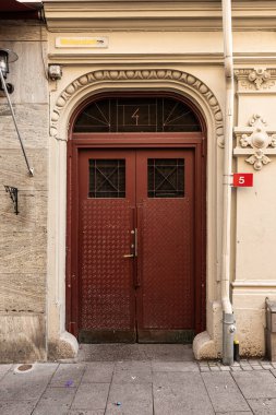 Göteborg, İsveç - 23 Eylül 2019: 4 numaralı kırmızı kapı.