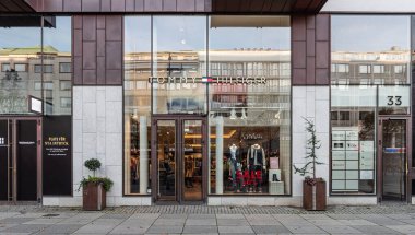 Göteborg, İsveç - 10 Ekim 2019: Avenyn 'deki Tommy Hilfiger mağazasının cephesi.