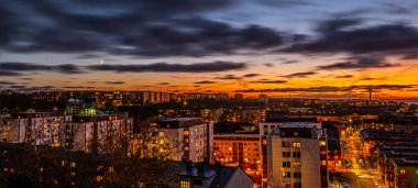 Göteborg, İsveç - 31 Ekim 2019: Majorna ve Alvsborgs Köprüsü üzerinde gece görüşü.