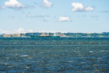 Landskrona, İsveç - 10 Temmuz 2022: Ven adasından geçen yeşil sürtünme gemisi.