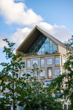 Malmö, İsveç - 09 Temmuz 2022: Modern bir ofis binasının terası.