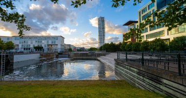 Malmö, İsveç - 09 Temmuz 2022: Arka planda Turning Torso ile Vastra Hamnen havzası.